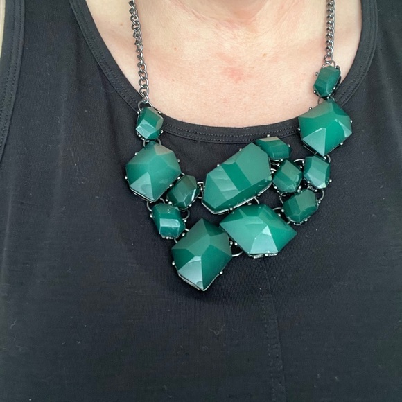 Green abstract necklace - Picture 2 of 3